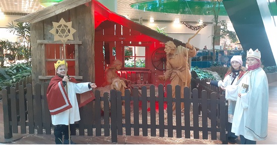 Die Sternsinger der Pfarre Taxham besuchten den EUROPARK in Salzburg.
