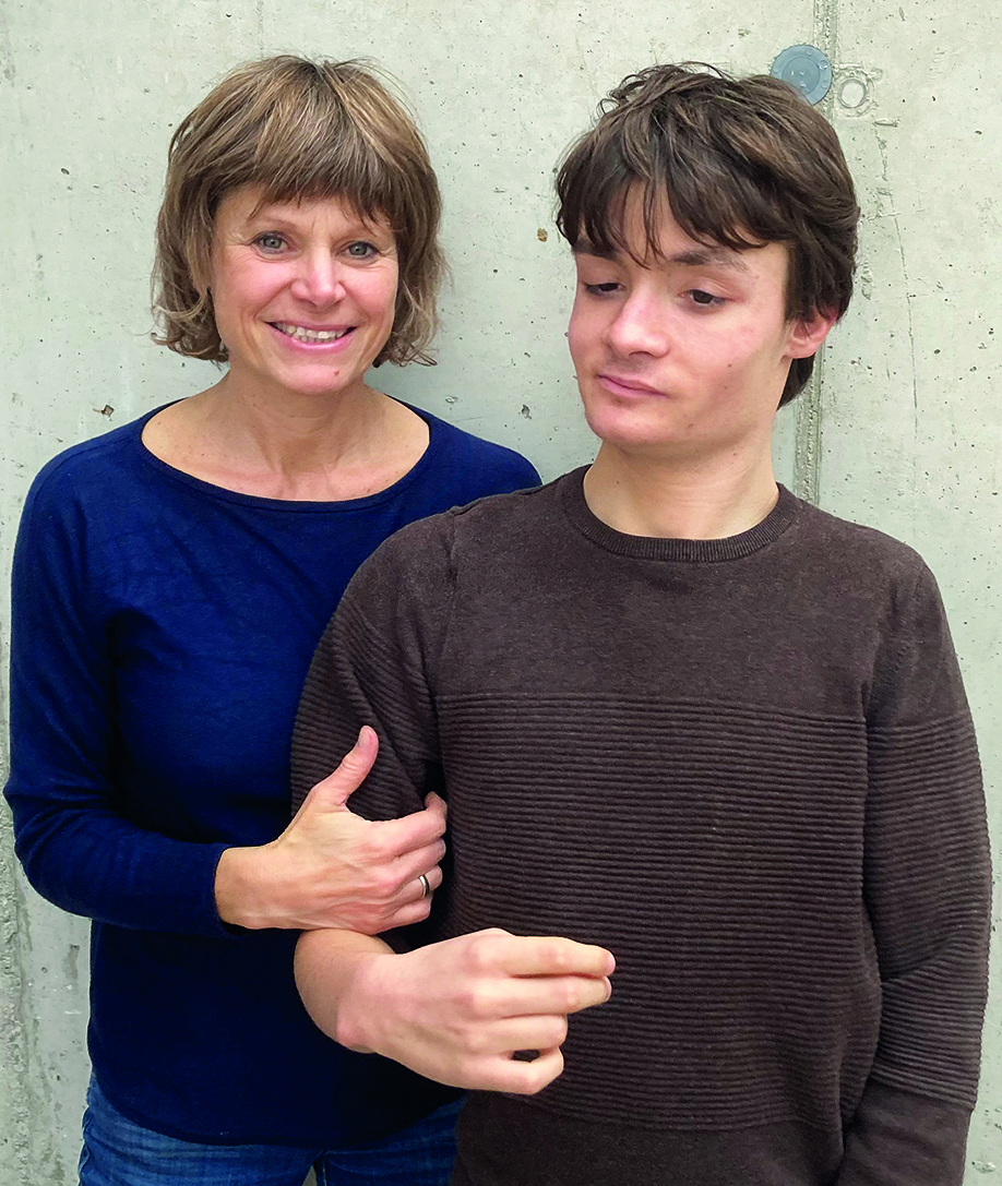 Mutter und Sohn: Birgit Kubik mit Max. Ihr gemeinsames Leben hat die Oberösterreicherin in einem Buch aufgeschrieben