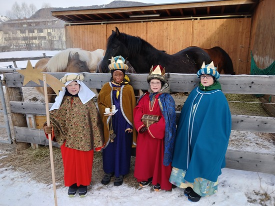 In Mauterndorf machten sich David St., Jonathan, Jakob und David A. als Sternsinger auf. Auch den  Pferden im Hintergrund wurde Gottes Segen zuteil.