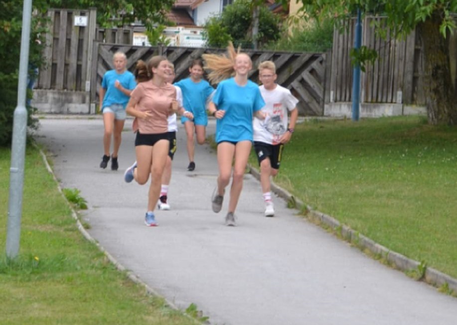 Schülerinnen und Schüler beim Spendenlauf.