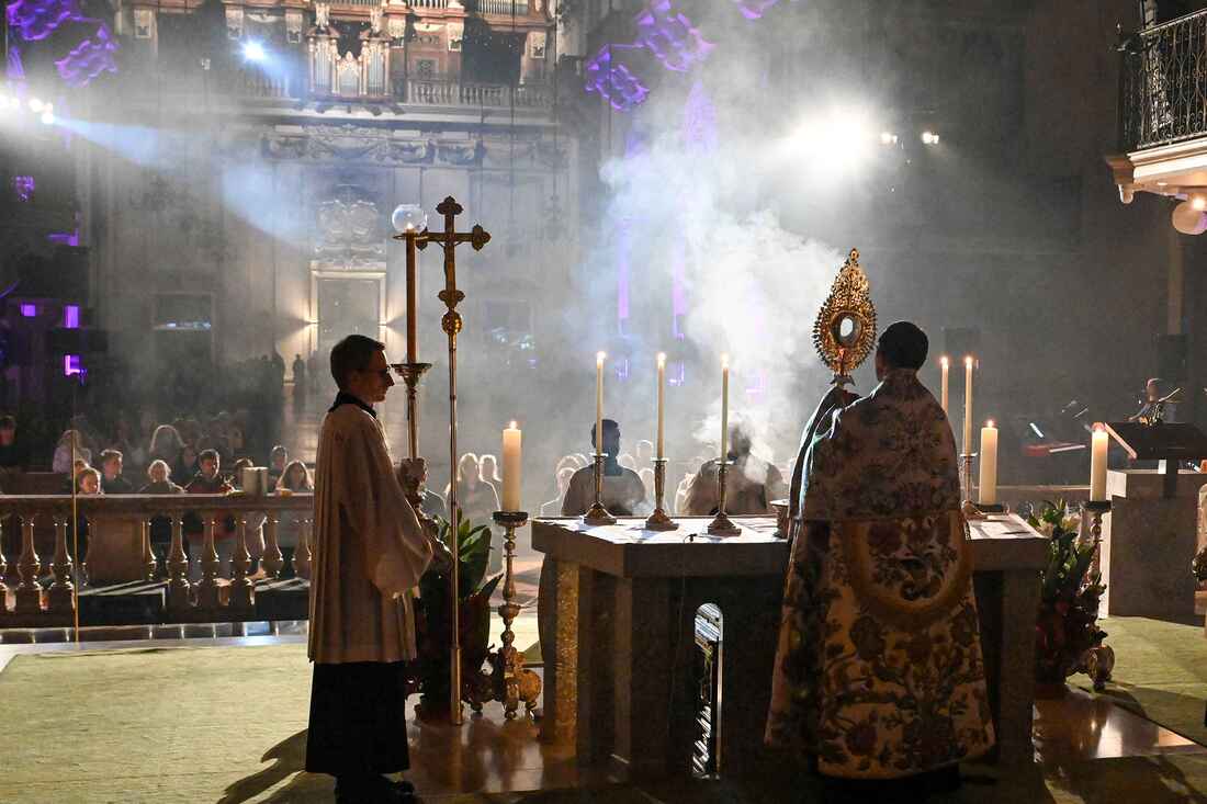 Adoratio 2026 will ein starkes Zeichen setzen für eine Kirche, die Menschen ver- bindet und Hoffnung schenkt sowie junge Menschen für einen lebendigen Glauben begeistern und ihnen Räume echter Begegnung in unserer Erzdiözese eröffnen. 