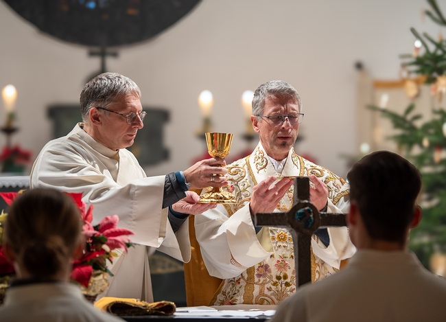 Dekan Bernhard Kopp (im Bild rechts) stand dem über die Diözesan- und Pfarrgrenzen hinweg gefeierten Gottesdienst vor. Er leitet das Dekanat Fügen-Jenbach in der Diözese Innsbruck.