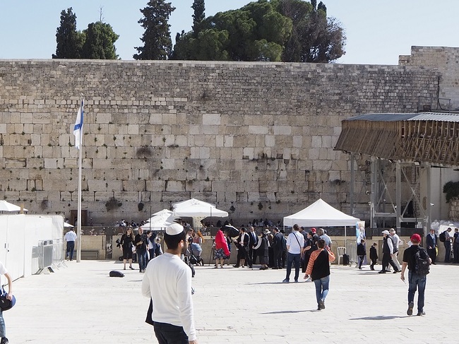 Die Klagemauer in Jerusalem ist die wichtigste Pilgerstätte im Judentum.