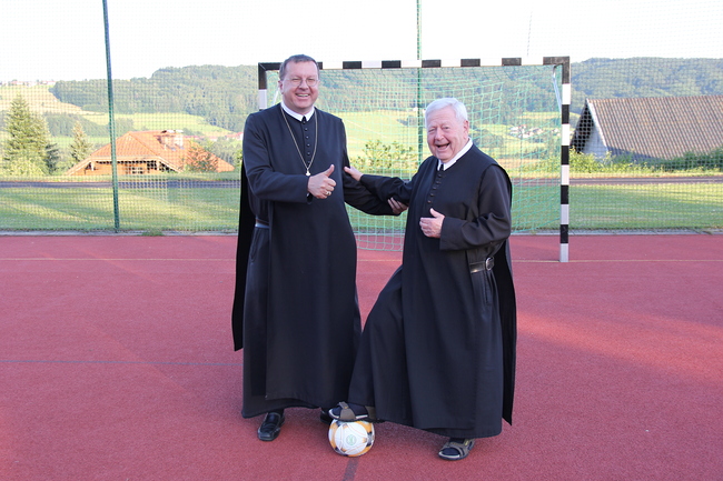 Immer am Ball: Abt Johannes Perkmann (l.) und Pater Virgil Prasser im Fußballfieber.
