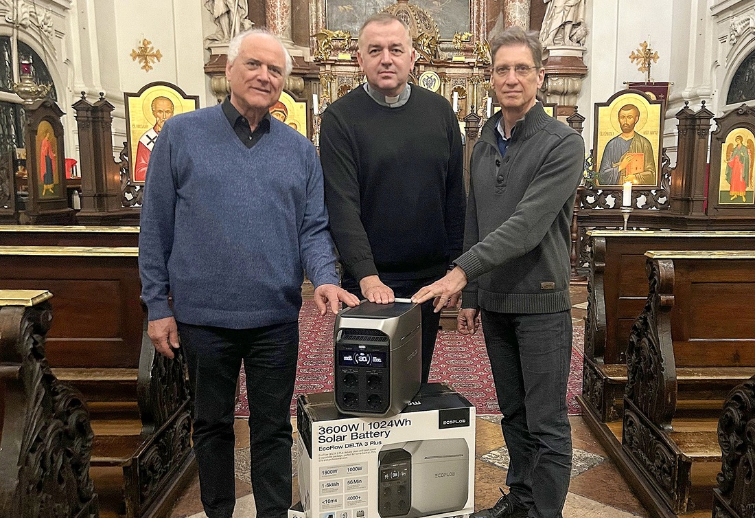 Übergabe der Erlöse der Spendenaktion von „Pro Oriente“ Salzburg an die ukrainische griechisch-katholische Pfarre (v. l.): Finanzreferent Robert Luckmann, Pfarrer Vitaliy Mykytyn, Sektionsvorsitzender Dietmar Winkler.