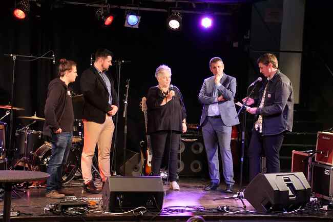 Dem Yoco gratulierten (v. l.): Rafael Haigermoser (Vorsitzender KJÖ), Paul Dürnberger (Kulturausschuss Stadt Salzburg), Elisabeth Mayer (Präsidentin KA Salzburg), Generalvikar Harald Mattel und Raphael Schnöll (Vorsitzender KJ Salzburg).