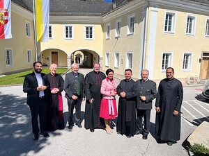 Diakon Thomas Spieß­berger, Pfarrer Gottfried Laireiter, Vize-BM Johann Sommerer (Neumarkt), Dechant Ladislav Kuckovský, BMinTanja Kreer (Straßwalchen), Diakon Lorenz Goppert, BM Wolfgang Wagner (Köstendorf),  Pfarr­verbandsvikar Rejan Pathil (v. l.)