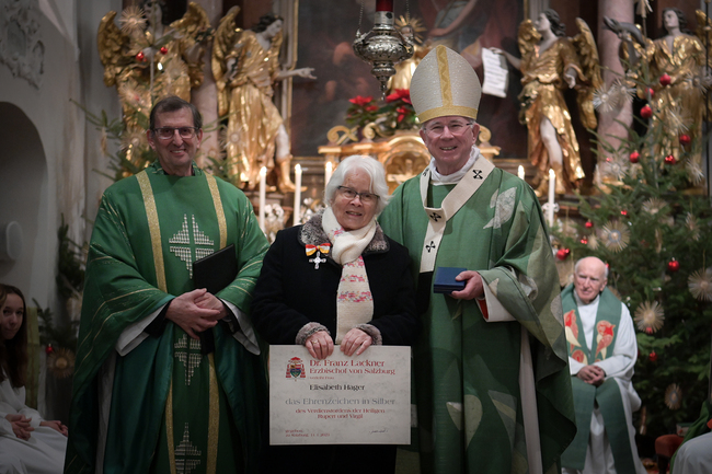 Elisabeth Hager bekam von Erzbischof Franz Lackner den Rupert- und Virgilorden in Silber verliehen. Mit ihr freute sich Pfarrer Franz Lusak.