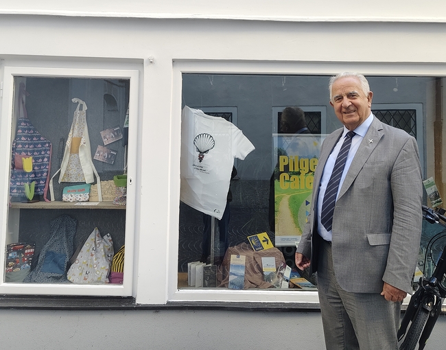 Balthasar Sieberer vor dem Schaufenster des Infopoints „Offener Himmel“
