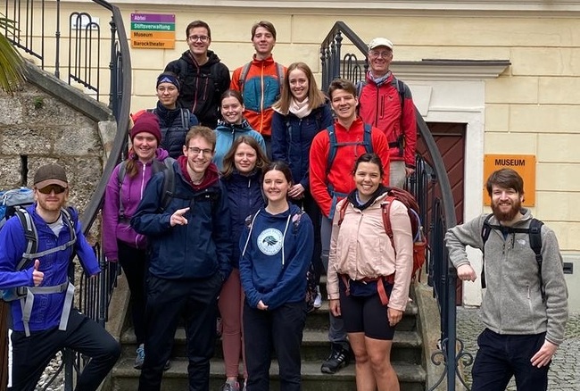 Wallfahrt von Studierenden für den Frieden: Die Salzburger Gruppe startete in Lambach. Ziel war das Kloster Kremsmünster.