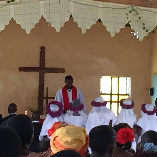 Die Christen im Dorf feierten im Beisein der Ärztin eine Erstkommunion..