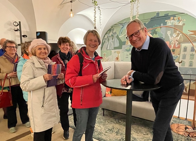 Geduldig signierte Arnold Mettnitzer nach dem „Auftritt“ sein neues Buch „Die Veredelung der Zeit. Eine Liebeserklärung ans Älterwerden“. Er blickt darin auf das Leben im Jetzt, den Reichtum der Vergangenheit und das Potenzial der Zukunft.
