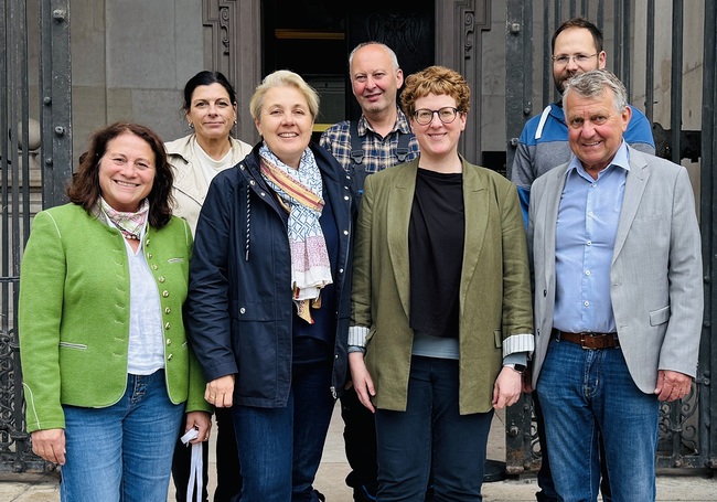 Vordere Reihe (v. l.): Anita Hofmann, Barbara Schubert,  Elisabeth Ackerl, Thomas Neureiter; hintere Reihe (v. l.): Sascha Piga, Manfred Ebner, Gerd Seidl; nicht im Bild:  Peter Schörghofer.