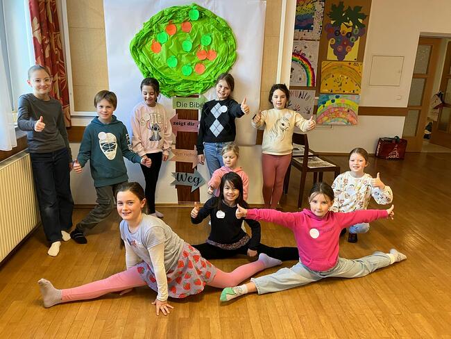 Kindgerechte Bibelrunde mit Spaß und Spiel in der Pfarre Schüttdorf.