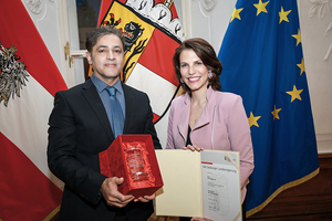 Ausgezeichnet: Die Salzburger Landeshauptfrau Karoline Edtstadler überreicht Hiwa Naghshi den Ehrenbecher des Landes – für seine Tätigkeit als Fotograf, die bereits international prämiert wurde.