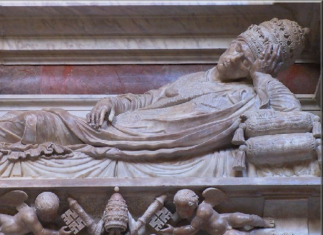 Grabmal von Hadrian VI.  in Santa Maria dell‘Anima: der Epitaph zeigt den Papst liegend mit gestützem Kopf,  die Tiara lastet schwer und  scheint ihm vom Kopf zu fallen.