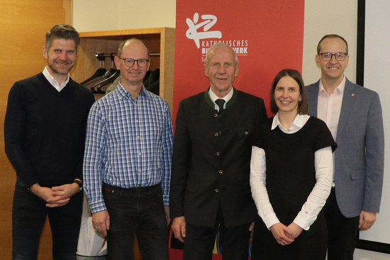 Katholisches Bildungswerk Grödig; im Bild: Bgm. Herbert Schober, Johann Wiesböck, Ernst Bernsteiner, Regionalbegleitung Mag. (FH) Katrin Anzenbacher, Direktor MMag. Dr. Andreas G. Weiß