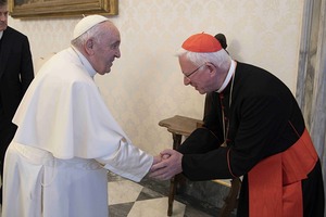 RB/Vatican Media Erzbischof Franz Lackner mit Papst Franziskus beim Ad-limina-Besuch in Rom 2022.