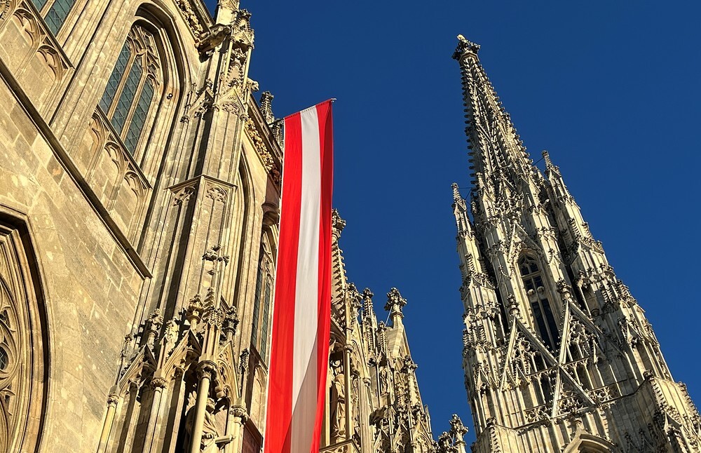 Österreichische Flagge am Stephansdom: Ein symbolisches Bild zu den „Nationalsonntäglichen Gedanken“ von Herwig Ortner und Lothar Müller.