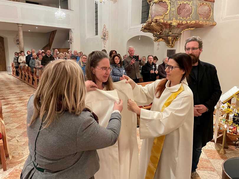 Mona Mráz und Patin Judith Horngacher kleideten die Taufwerberin mit einer Albe ein.