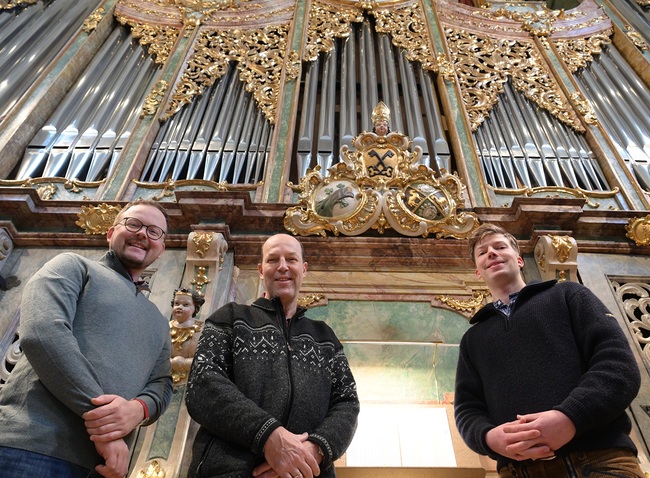 Stiftskapellmeister Peter Peinstingl mit den Orgelbauern Hendrik und Paul Ahrend (von links). 