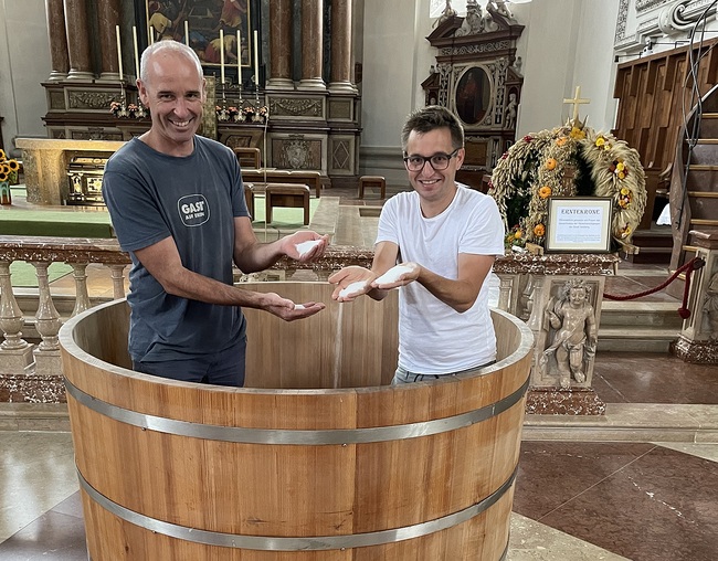 Das Team des Seelsorgeamts bei den Vorbereitungen für das Salz-Schätzspiel im Dom: Hermann Signitzer (l./Tourismus- und Freizeitpastoral) und Dominik Elmer (Leiter „Offener Himmel“). 