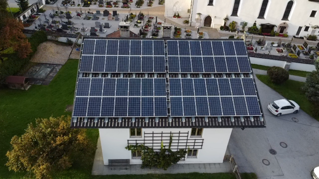Die neuen PV-Kollektoren auf Widum und Mesnerhaus liefern grünen Strom für die Infrarotheizung unter den Kirchenbänken.