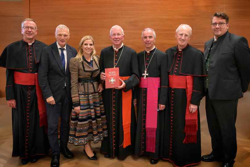 RB/eds/Hiwa Naghshi Buch 200 Jahre Domkapitel