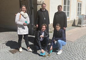 Mitglieder der Katholischen Jugend bei der Reinigung von Stolpersteinen im Innenhof von St. Peter mit Erzabt Korbinian Birnbacher und dem zukünftigen Erzabt Jakob Auer.  