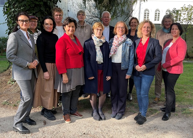 Die Frauenkommission der Erzdiözese Salzburg mit der Vorsitzenden Michaela Luckmann (5. v. l.) und weitere Vertreterinnen des Gremiums (nicht vollständig) sowie Erzbischof Franz Lackner.