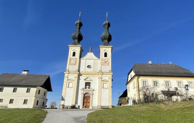Maria Bühel mit den charakteristischen, 35 Meter hohen Zwiebeltürmen.