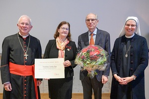 Von links: Erzbischof Franz Lackner, Ordensträgerin, Elisabeth Kandler-Mayr, Ehemann Josef Kandler, Kanzlerin Sr. Christine Nigg.