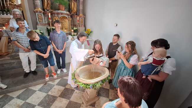 Die heilige Taufe spendete Diakon Christian Mühlbacher seinem Großneffen Peter sowie seinen Zwillings-Enkelinnen Alina Sophie und Ylvie Marie.