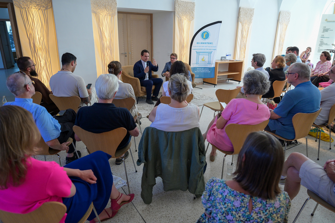 Vortragender Johannes Lackner im Bischofshaus im vollbesetzten Saal.