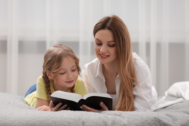 Bibel lesen und gemeinsam in den Inhalt eintauchen statt am Handy spielen.