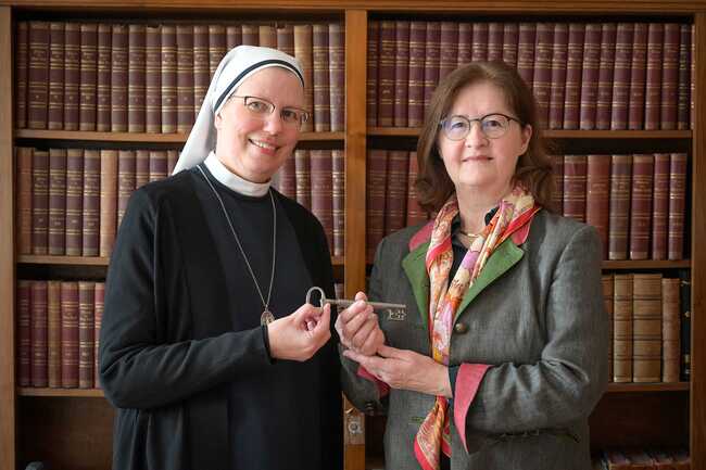 Symbolische Schlüsselübergabe von Elisabeth Kandler-Mayr (r.) an Sr. Christine Nigg.