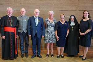 Die Geehrten mit Erzbischof Franz Lackner (l.), Kanzlerin Elisabeth Kandler-Mayr (r.) und Äbtissin M. Veronika Kronlachner (2. v. r.): Rudolf Kraus, Bernhard Treschnitzer, Gabi Treschnitzer und Franziska Neureiter (v. l.).
