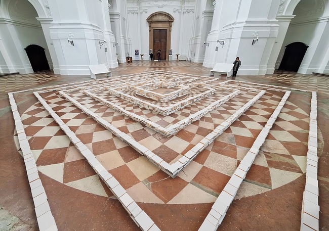 Labyrinth aus 3.000 weißen Büchern in der Salzburger Kollegienkirche