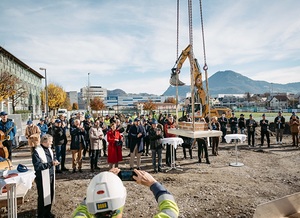 Baustart mit Segen für das „Kolping.Start.Quartier“ auf dem Areal gegenüber dem Kolpinghaus in Salzburg-Itzling. Vertreterinnen und Vertreter von Stadt und Land Salzburg waren bei der Grundsteinlegung anwesend.