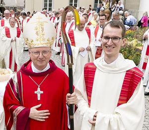 Jakob Geier (r.) mit Bischof Benno Elbs. Der gebürtige St. Gilgener wurde am Pfingstmontag in Feldkirch zum Priester geweiht. 
