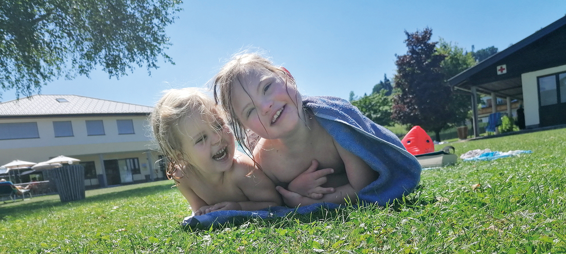Geschwisterliebe:  Salome und Berta Moser sind ein Herz und eine Seele und genießen jeden Augenblick, den sie miteinander verbringen.