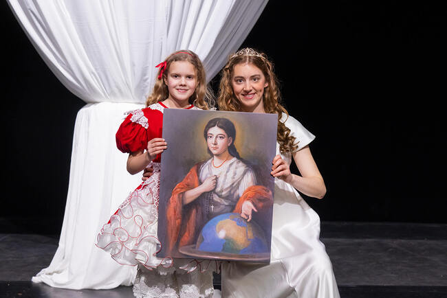 Die Musical-Darstellerinnen mit dem Porträt der seligen Pauline Marie Jaricot. 	