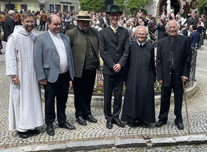 Priester in und aus St. Gilgen (v. l.): Bruder Benedikt Maria Hödlmoser OSB, Pfarrer Erwin Klaushofer und Thomas Bergner, Jakob Geier, P. Leopold Strobl, P. Georg Hager.