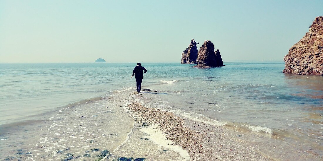 Das Aufbrechen an andere Ufer und das Verlassen  von festem Boden unter den Füßen begleitet  Menschen das Leben lang.