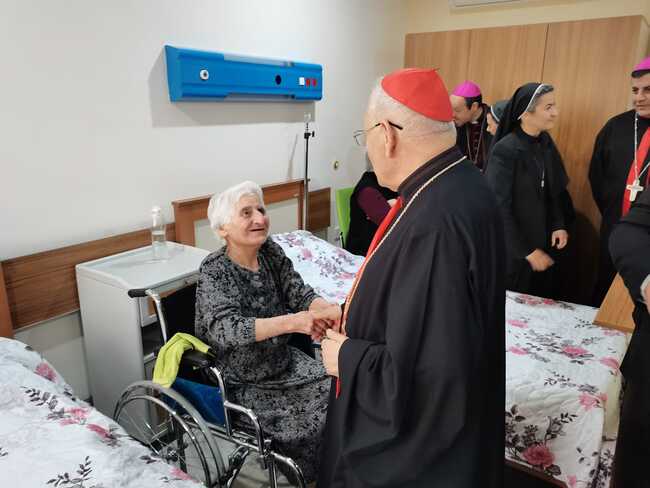 Freudentag: Einige Frauen sind bereits eingezogen und begrüßten  Kardinal Louis Raphaël I. Sako, der ihr neues Heim segnete.