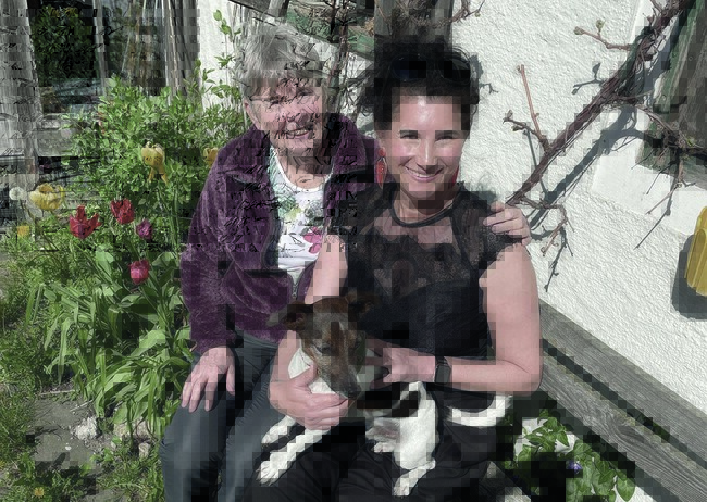 Friederike Weiser (l.) mit Adoptivtochter Barbara, die mittlerweile selbst dreifache Mutter ist­. 