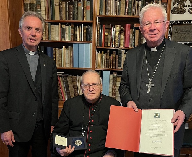 Prälat Johannes Nepomuk Neuhardt (M.) bei der Überreichung der Gedenkmedaille mit Weihbischof Hansjörg Hofer (l.) und Erzbischof Franz Lackner.