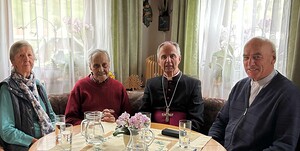 Das Ehepaar Lanschützer (l.) feiert demnächst ein außergewöhnliches Jubiläum: die Kronjuwelenhochzeit – 75 gemeinsame Ehejahre. Weihbischof Hansjörg Hofer (2. v. r.)  hat das Jubelpaar im Zuge der Visitation in Zederhaus besucht und gratuliert.