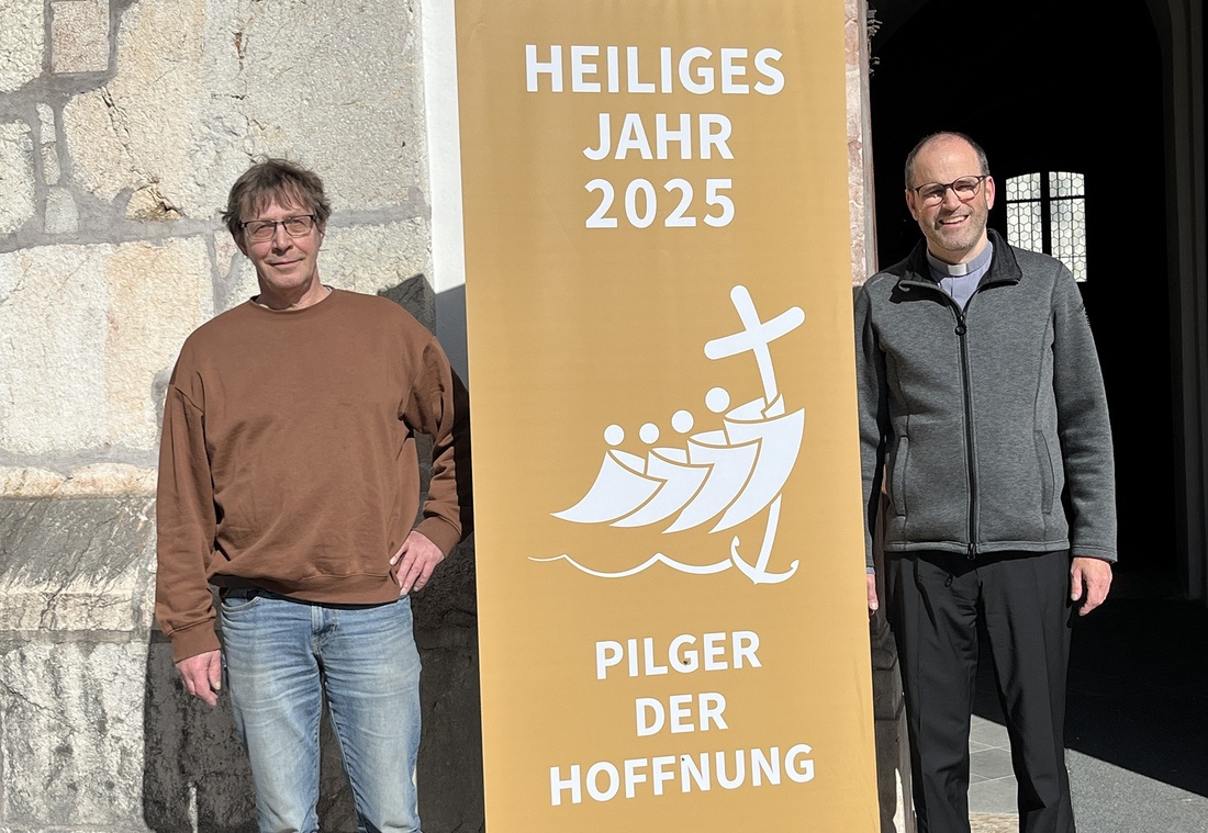 Die Freude über das Heilige Jahr ist bei Mesner Josef Häubler (l.) und Pfarrer Martin Schmid groß.