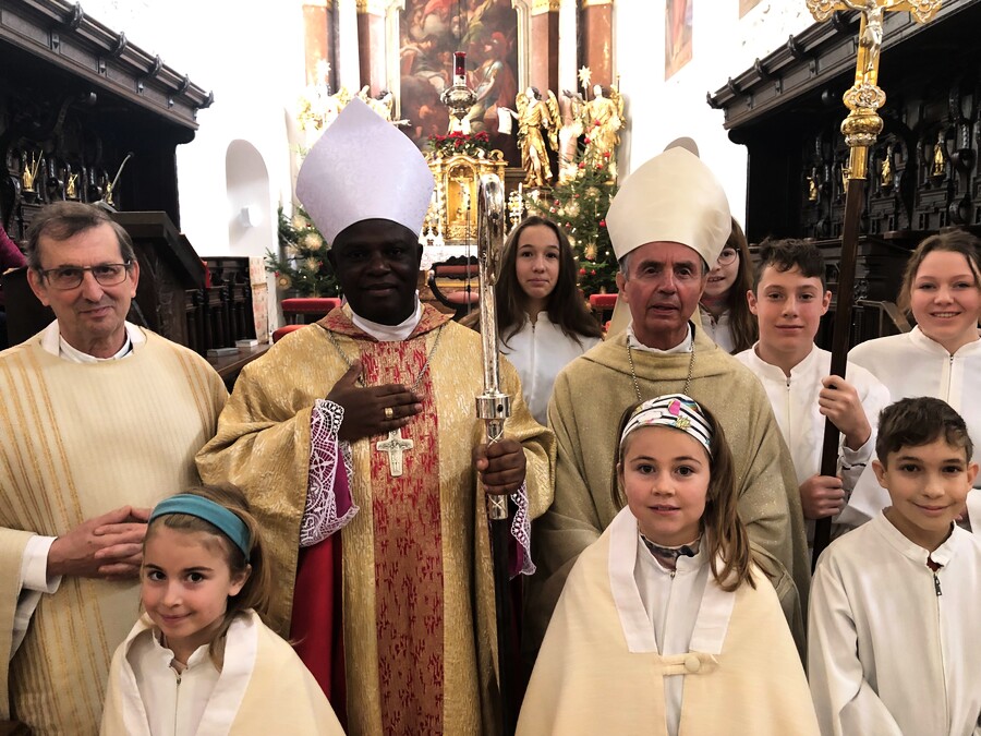 Viele Mattseer Minis feierten mit Bischof Toussaint Iluku Bolumbu, Weihbischof Hansjörg Hofer und Pfarrer Franz Lusak die Messe.  